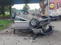 Carro despenca da Linha Vermelha na Baixada; vídeo