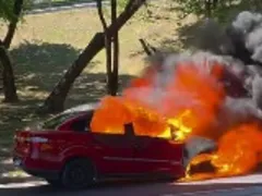 Carro é consumido pelas chamas em Niterói; vídeo