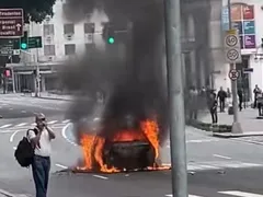 Carro em chamas assusta no Centro do Rio; vídeo