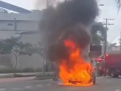 Carro em chamas fecha a Marquês do Paraná, em Niterói