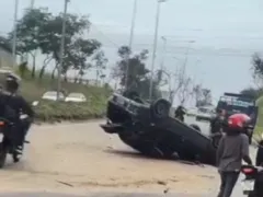 Carro fica 'de cabeça pra baixo' em acidente na RJ-104; vídeo