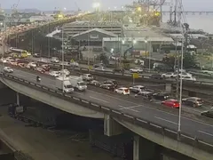Carro pega fogo na Ponte e causa lentidão no trânsito