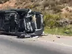 Carro tomba após forte batida na chegada a Maricá; vídeo