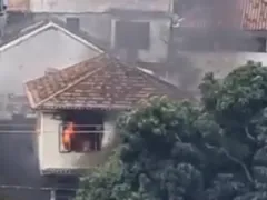 Casa pega fogo na Zona Sul de Niterói; veja vídeo