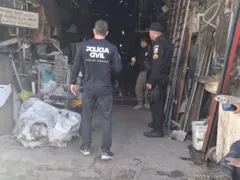 Catracas de banco desativado são achadas em ferro-velho de Niterói