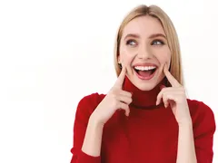 Clareamento dental viral do TikTok: especialista fala sobre os perigos