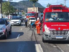 Colisão entre carros e moto gera congestionamento em Niterói