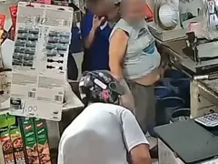 Comerciante apanha de assaltante armado no Rio; vídeo