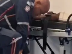 Socorrista retira a própria meia e coloca no pé de paciente; vídeo