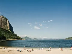 Corpo de jovem é encontrado em praia do Rio