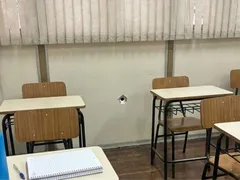 Criança é baleada dentro de escola durante operação na Maré