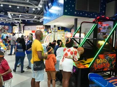 Crianças de comunidades de SG têm dia de diversão em shopping