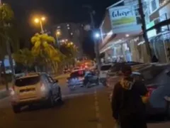 Criminosos armados roubam carro na RJ-100, em São Gonçalo