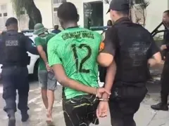 Dupla é presa desmontando moto roubada em Niterói; vídeo