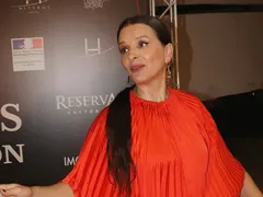 Ela chegou! Juliette Binoche apresenta novo filme em Niterói