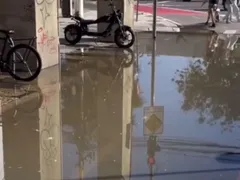 Esgoto a céu aberto fecha ciclovia e atrapalha travessia em Niterói