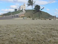 Mar agitado espalha espuma pela orla da Região dos Lagos; vídeo