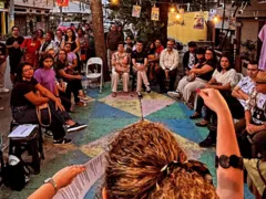 Esquina de rua vira xodó de amantes da leitura em São Gonçalo
