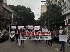 Família de jovem preso protesta nas ruas de Niterói
