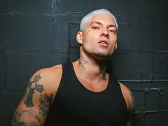 Filipe Ret é flagrado fazendo pichação em via pública no RJ