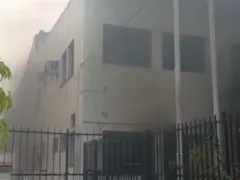 Fogo atinge imóvel no centro de São Gonçalo; vídeo