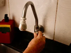 Furto de cabos deixa 25 bairros de São Gonçalo sem água