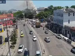 Galpão pega fogo na Zona Norte do Rio