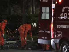 Grave acidente entre moto e carro deixa feridos em Niterói