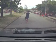 Motorista se desculpa diante de criminosos armados no Rio; vídeo