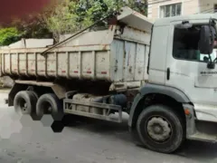 Homem atropelado fica preso embaixo de caminhão em Niterói