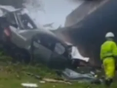 Motorista morre após carro capotar e cair de viaduto em São Gonçalo