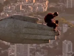 Dupla invade Cristo Redentor e pula de paraquedas; vídeo