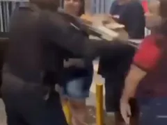 Idosa é agredida com coronhada de fuzil por PM na Baixada; vídeo