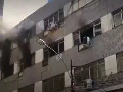Incêndio atinge famosa escola de teatro musical no Rio