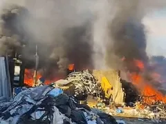 Incêndio atinge galpão de reciclagem em Niterói; vídeo