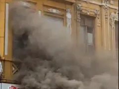 Incêndio atinge prédio comercial no Centro do Rio; vídeo