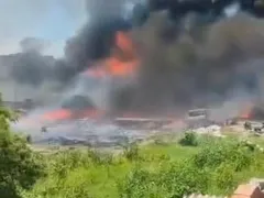 Incêndio de grandes proporções atinge fábrica de colchões no Rio