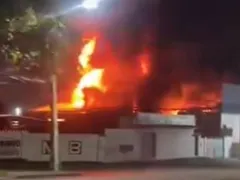 Incêndio destrói galpão de material de construção na Região dos Lagos