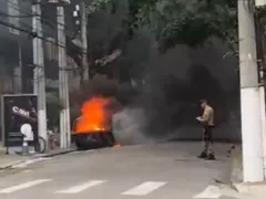 Incêndio em caçamba assusta moradores em Niterói; vídeo