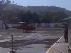 Jovem passa mal no mar em Niterói e é socorrida de helicóptero