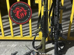 ‘Lula’ e PM são presos flagrados com fuzis em São Gonçalo