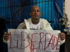 MC Poze faz ato por Oruam em frente a presídio no Rio; vídeo