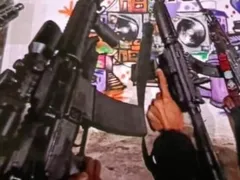 Madrugada de guerra tem preso com fuzil e carro todo furado em Niterói