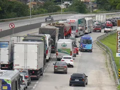 Megaengarrafamento se forma na BR-101 na saída para o Réveillon