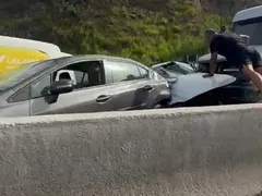 Megaengavetamento fecha RJ-106 na chegada a Maricá; vídeo