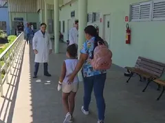 Menina que teve as mãos queimadas pela mãe recebe alta em SG