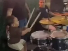Menino de 1 ano dá show em bateria e encanta público