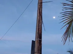 Moradores alertam para poste da Enel prestes a cair na Região Oceânica de Niterói