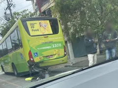 Moto vai parar embaixo de ônibus em Niterói
