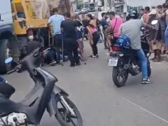 Motociclista vai parar embaixo de caminhão em São Gonçalo